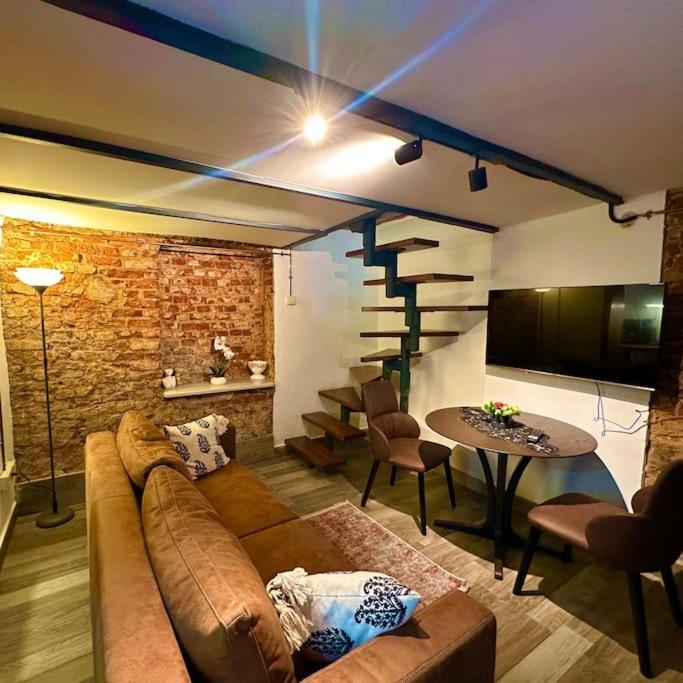 Beyoglu'nda Tarihi Apartament